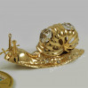 Złota figurka ślimak z kryształkami swarovskiego 122-0173