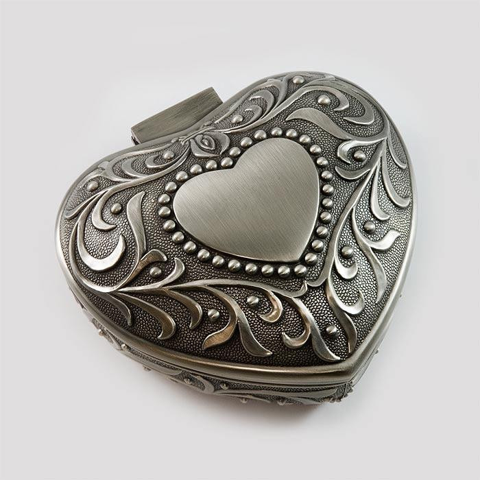 Duża, cynowana szkatułka na biżuterię w kształcie serca 461-4812
