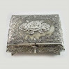 Duża, posrebrzana szkatułka na biżuterię z różyczkami 461-4913