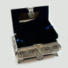 Duża, posrebrzana szkatułka na biżuterię z różyczkami 461-4913