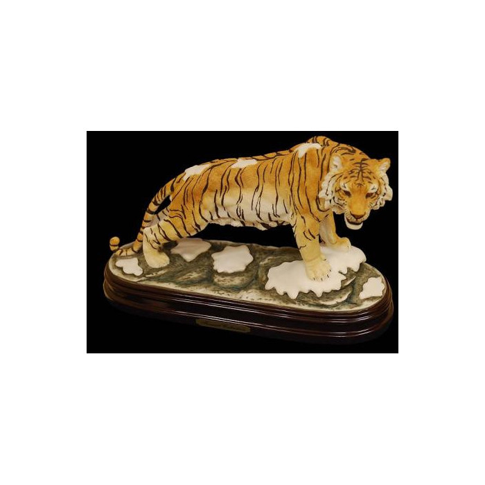 Tygrys syberyjski na śniegu