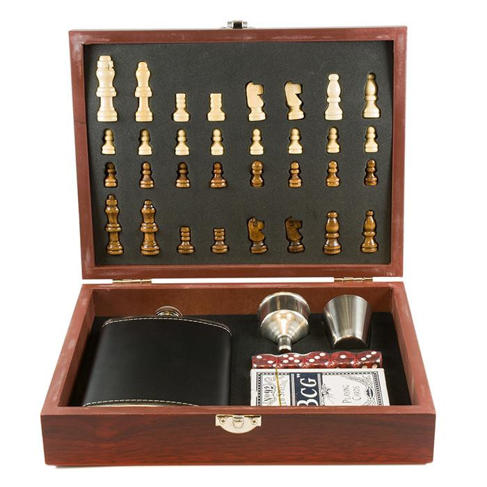 Zestaw piersiówka, kieliszek, lejek, karty, kości i szachy - drewniana kaseta 6-4509