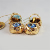 Złota figurka buciki z niebieskimi kryształkami swarovskiego 122-0039