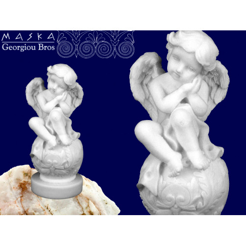 Aniołek siedzący na kuli -alabaster grecki