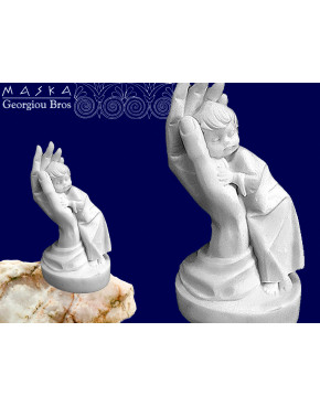 Chłopczyk na dłoni -alabaster grecki 395-0488