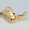 Złota figurka karoca z koniem z kryształkami swarovskiego 122-0207