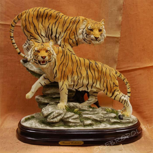 Dwa tygrysy syberyjskie na skale