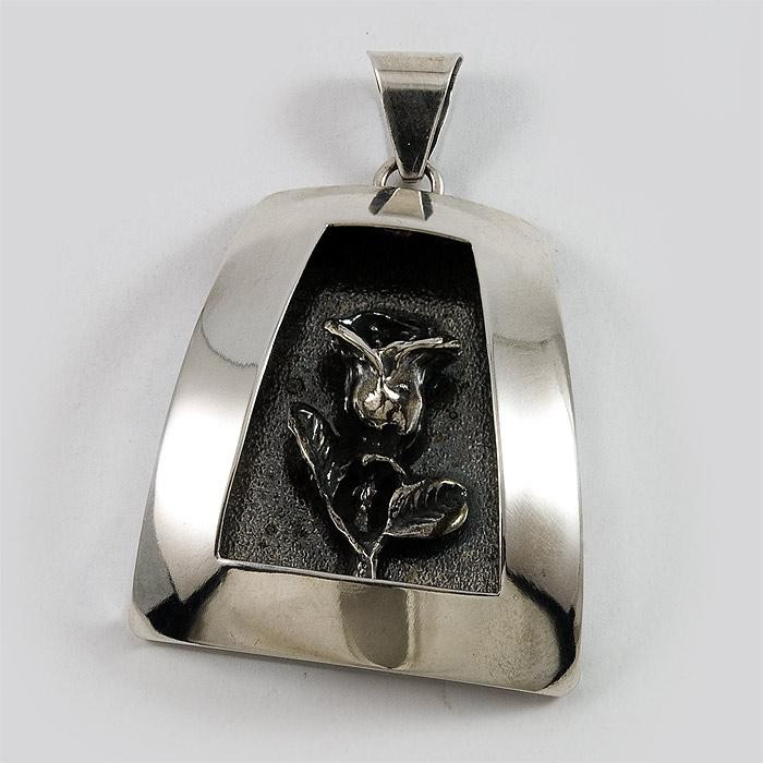 Zawieszka srebrna trapez z róźyczką FD 12.6 g