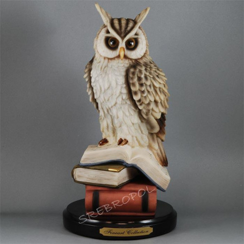 Figurka Sowa na książkach