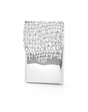 detal dekoracyjnej faktury na nowoczesnym wisiorku