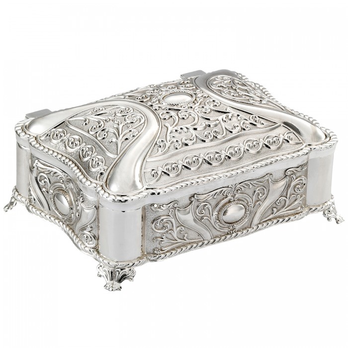 szkatułka posrebrzana na biżuterię z ciemnym welurem otwarta elegancka