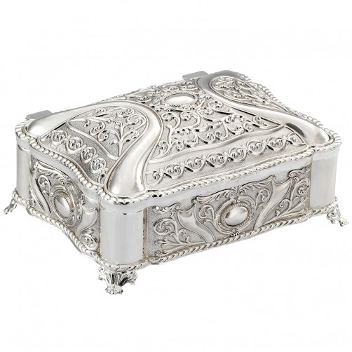 szkatułka posrebrzana na biżuterię z ciemnym welurem otwarta elegancka