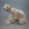 Siedzący niedźwiedź polarny ŁOMONOSOW 571-0001
