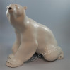 Siedzący niedźwiedź polarny ŁOMONOSOW 571-0001