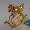 Złota figurka konik na biegunach z kolorowymi kryształkami swarovskiego 366-0207